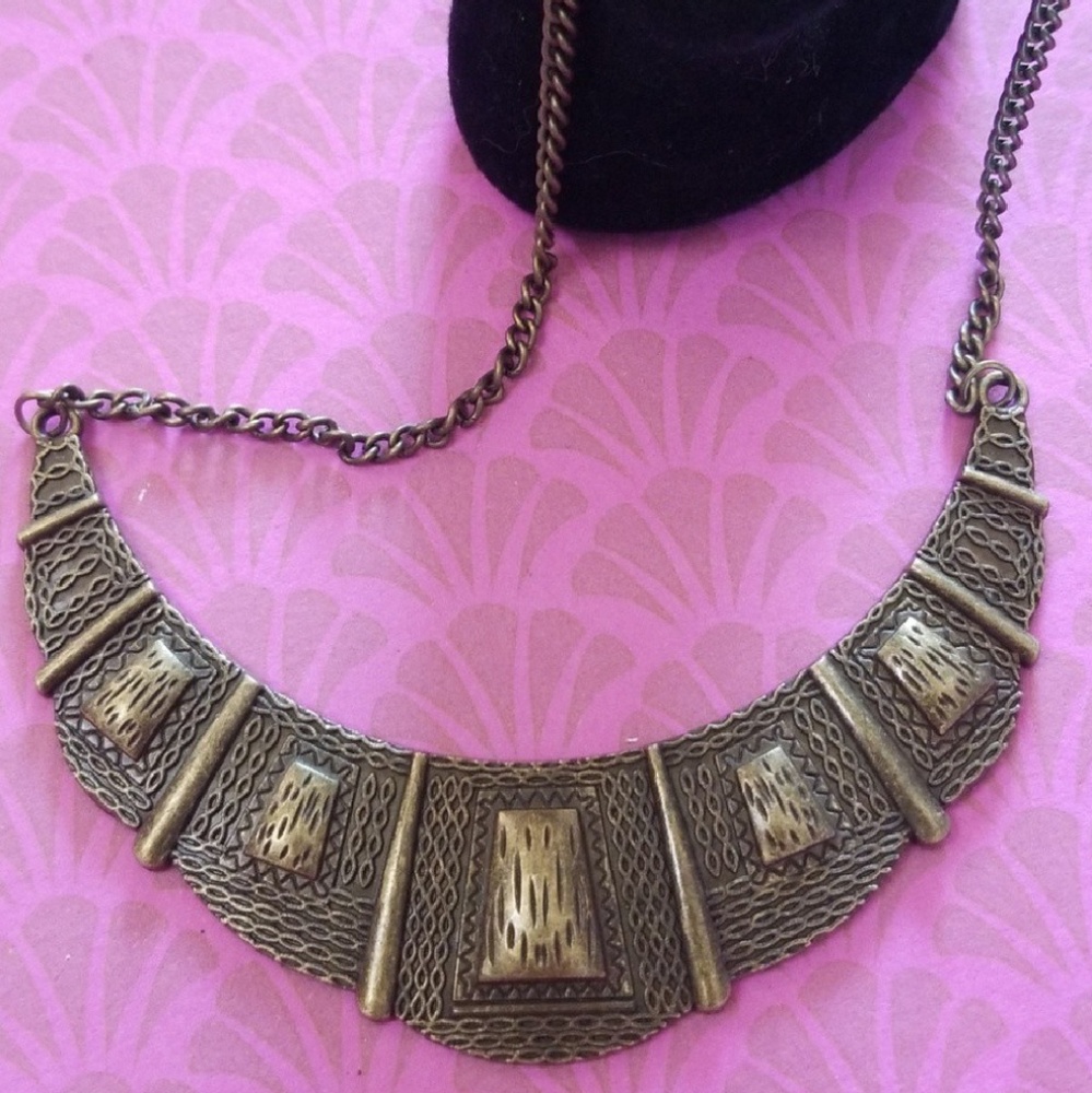 Beautiful Statement Necklace & Earrings NWT